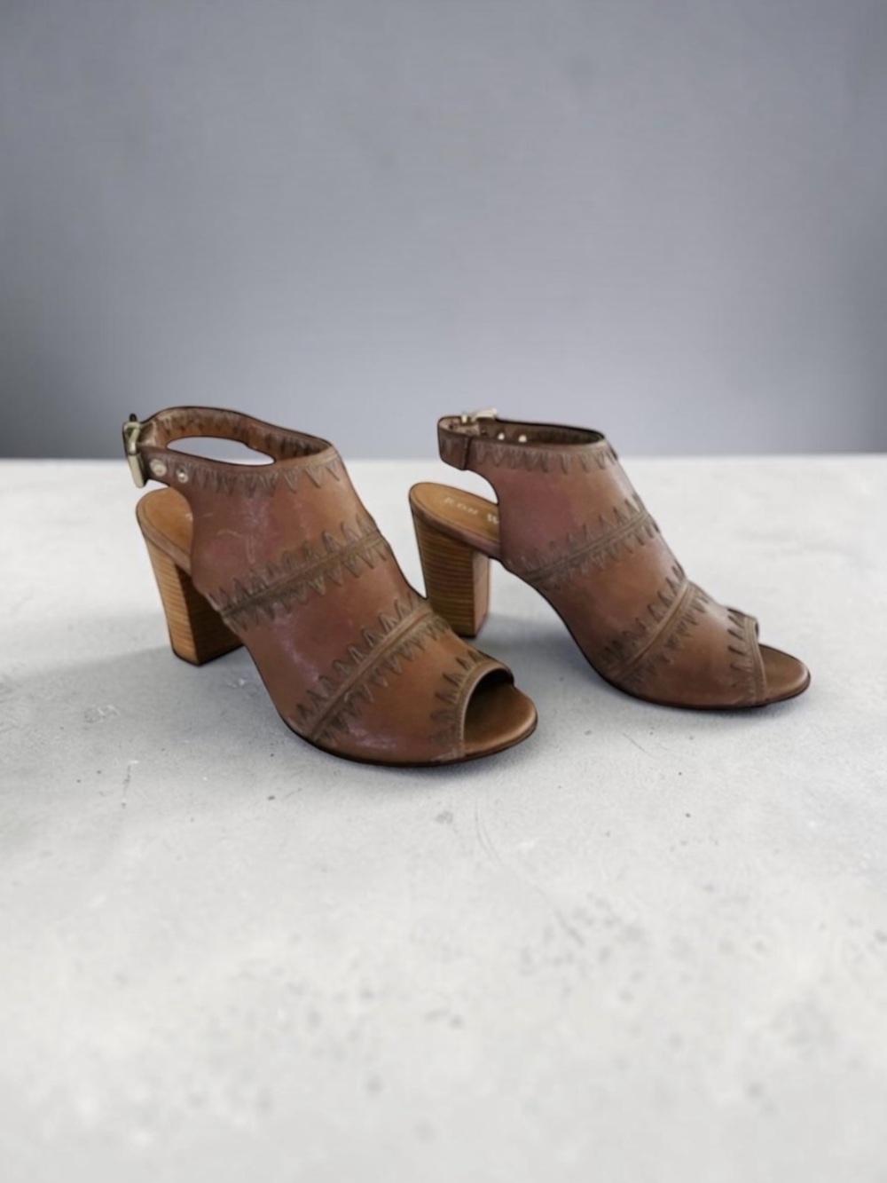 RON WHITE LEATHER Sandals Size 40